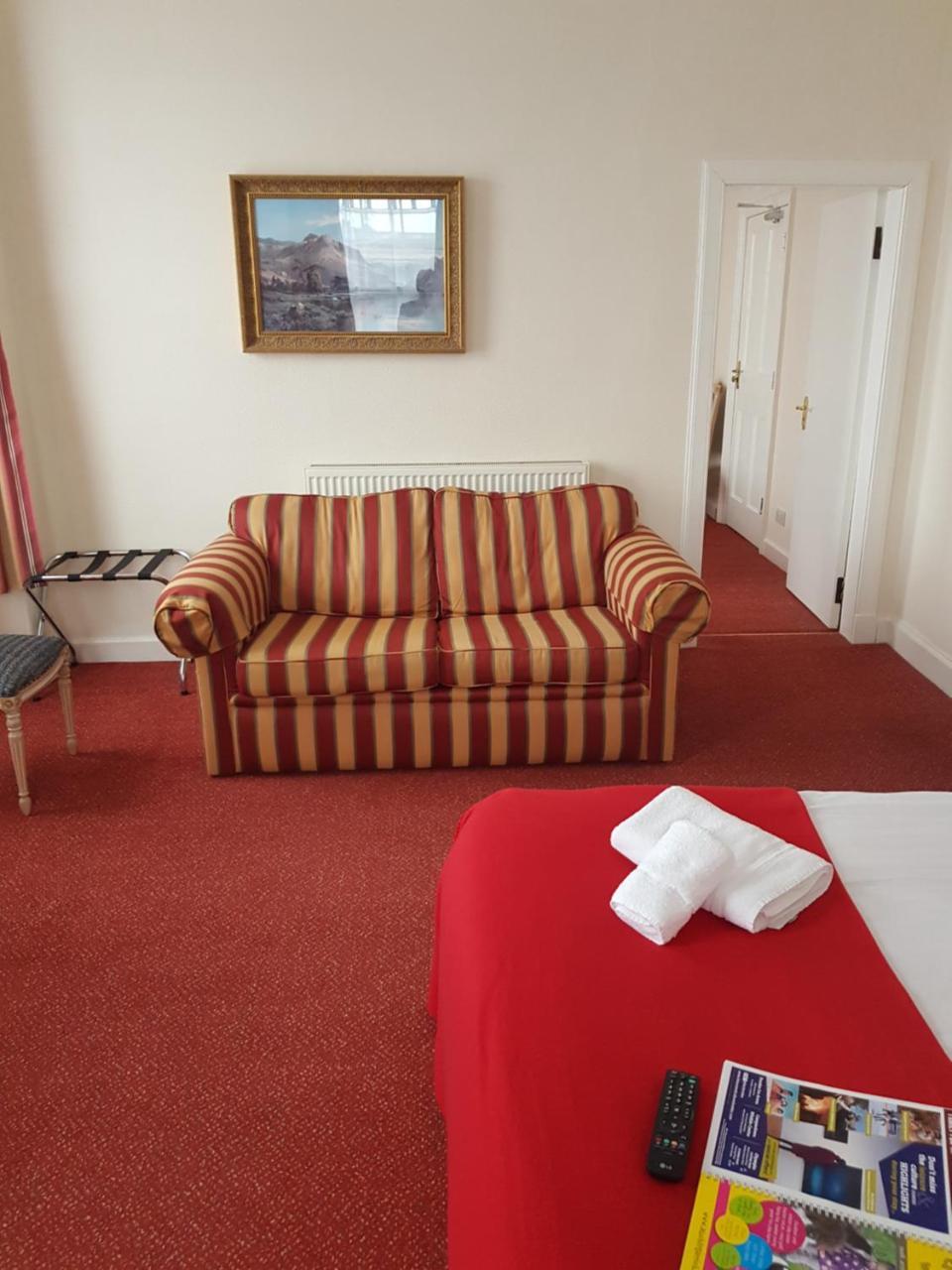 The Royal Hotel Blairgowrie and Rattray ภายนอก รูปภาพ